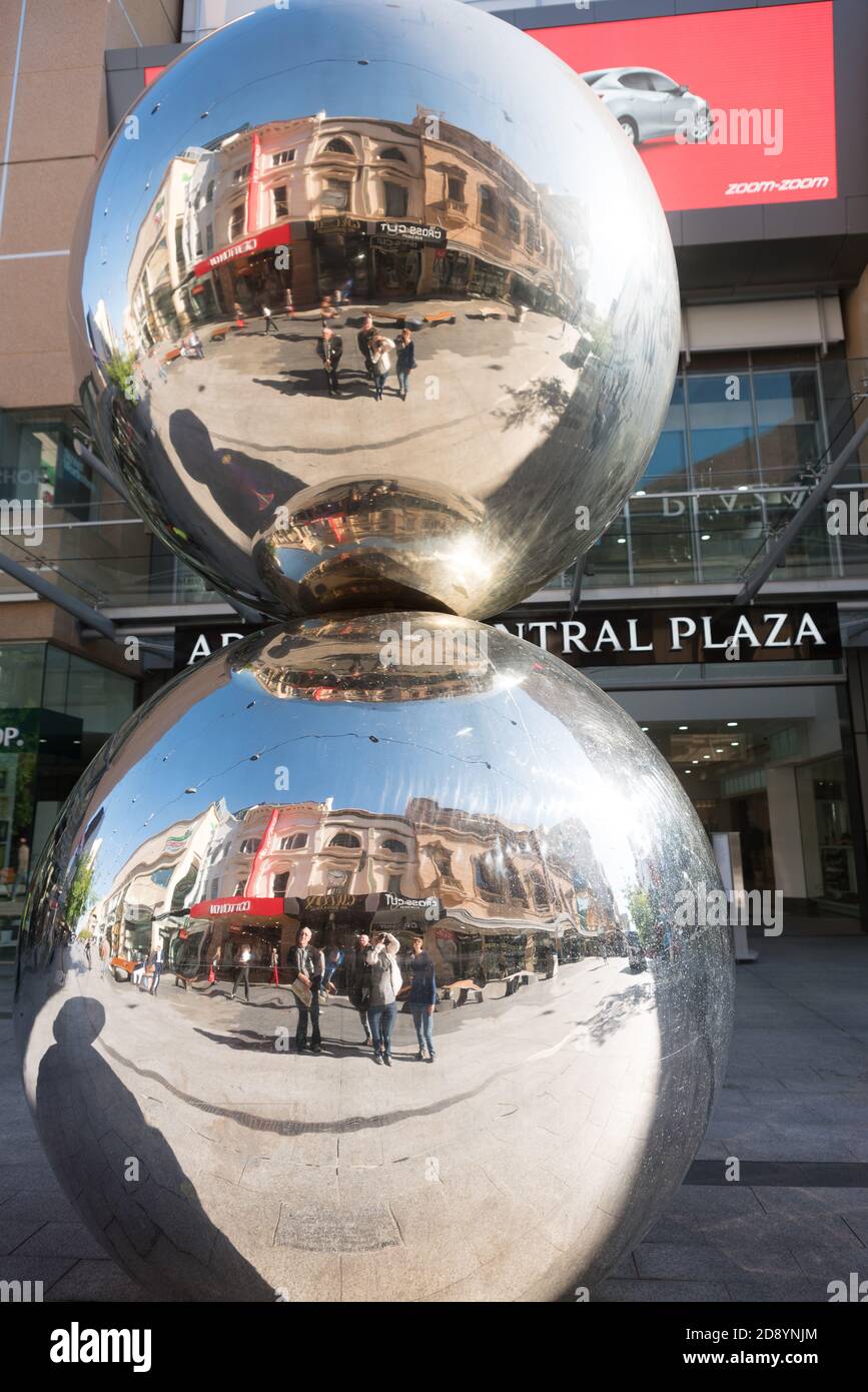 Die Kugeln, große Edelstahlkugeln Skulptur in Rundle Mall, Adelaide, auch bekannt als die Mall's Balls von Einheimischen Stockfoto