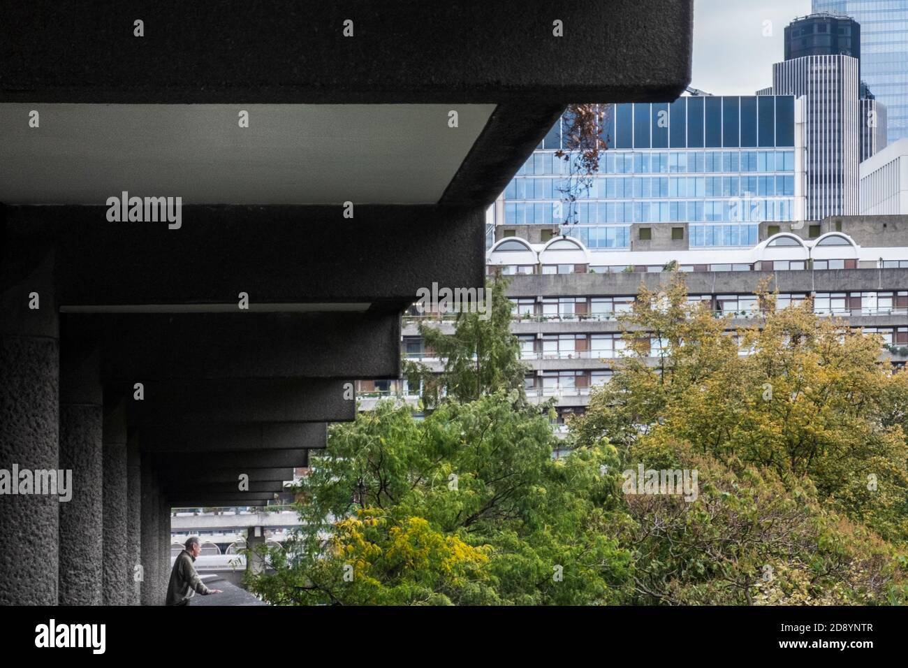 Großbritannien, London. Modernistische brutalistische Architektur im Wohnkomplex Barbican Estate, Architekten: Chamberlin, Powell und Bon, fertiggestellt in den 1970er Jahren Stockfoto