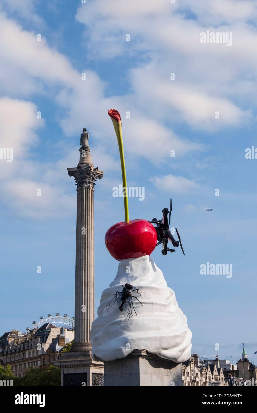 Großbritannien, London, Heather Phillipsons The End-Skulptur - ein Schlagsahne-Eisbecher mit einer riesigen Fliege, die auf dem vierten Sockel des Trafalgar Square schmilzt. 2020 Stockfoto