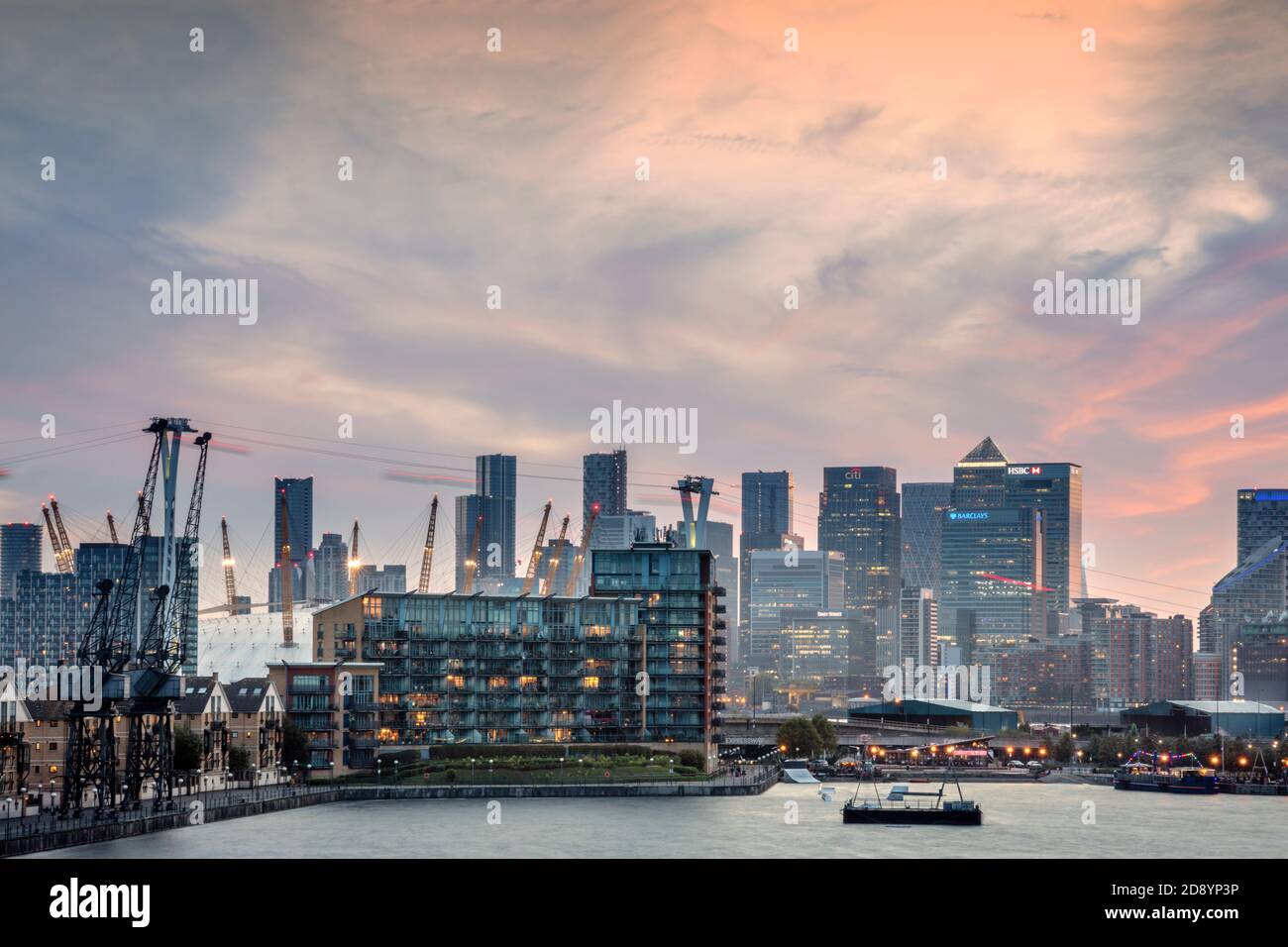 Großbritannien, London, städtische Skyline von Zentral-London. Fernsicht, beleuchtete Gebäude, CBD, Downtown District, Dämmerung, Vorstadtansicht Stockfoto