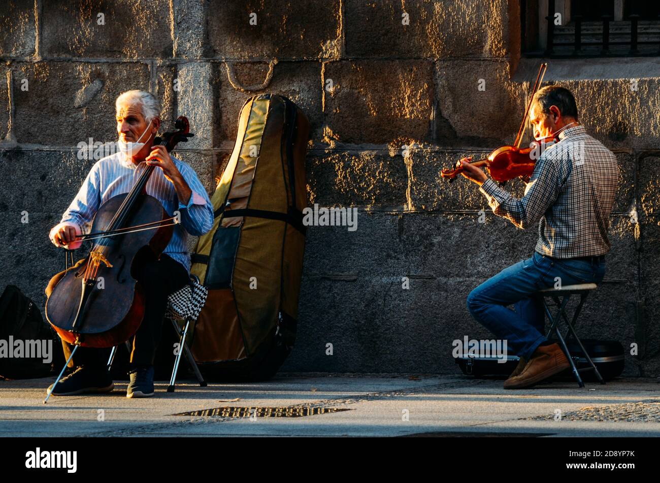 Violinsolist tritt auf der Straße in Madrid auf Stockfoto