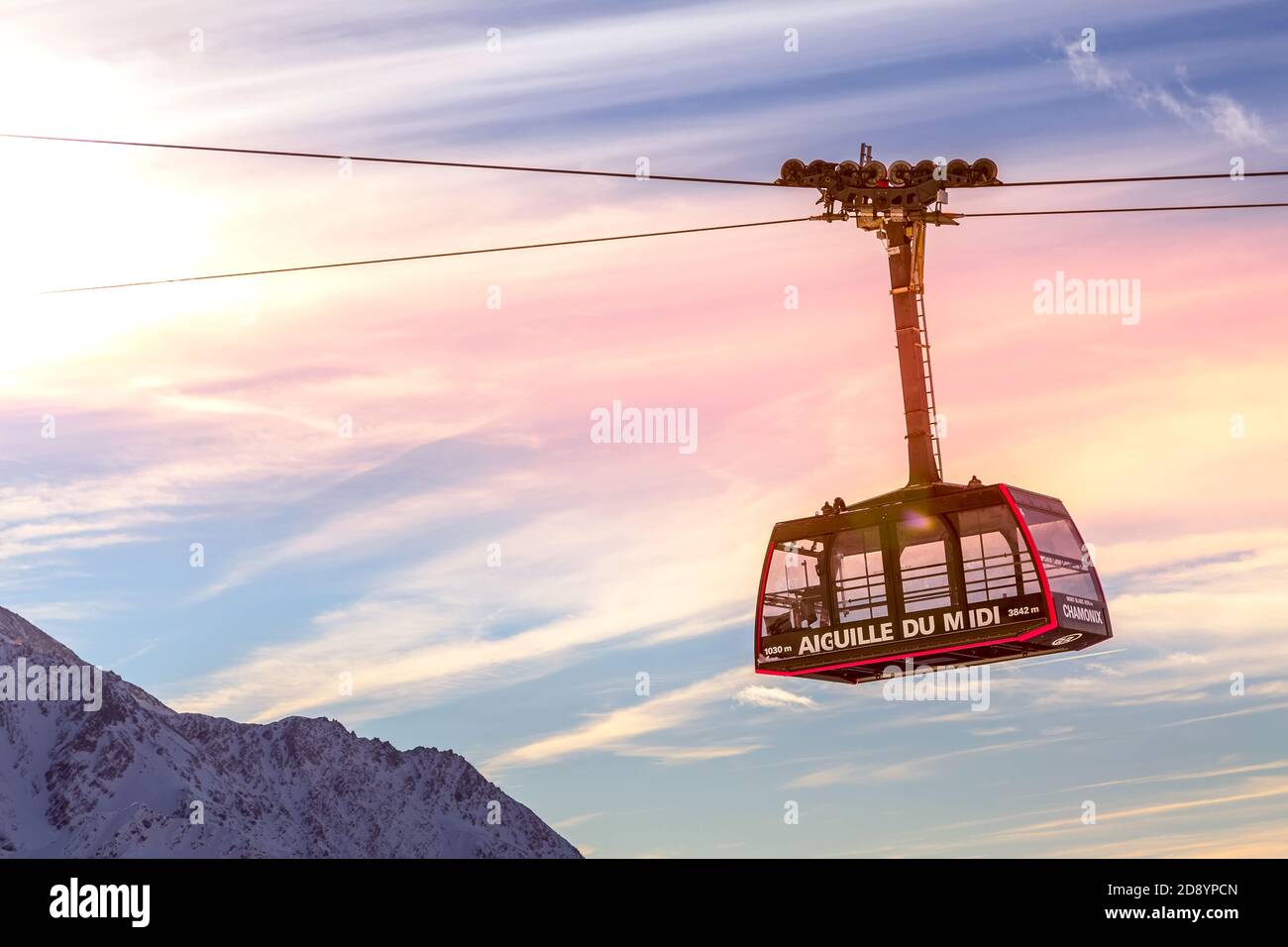 Chamonix Mont Blanc, Frankreich - 28. Januar 2015: Seilbahn von Chamonix zum Gipfel der Aiguille du Midi und rosa Sonnenuntergang Himmel, Französisch Alpen Stockfoto