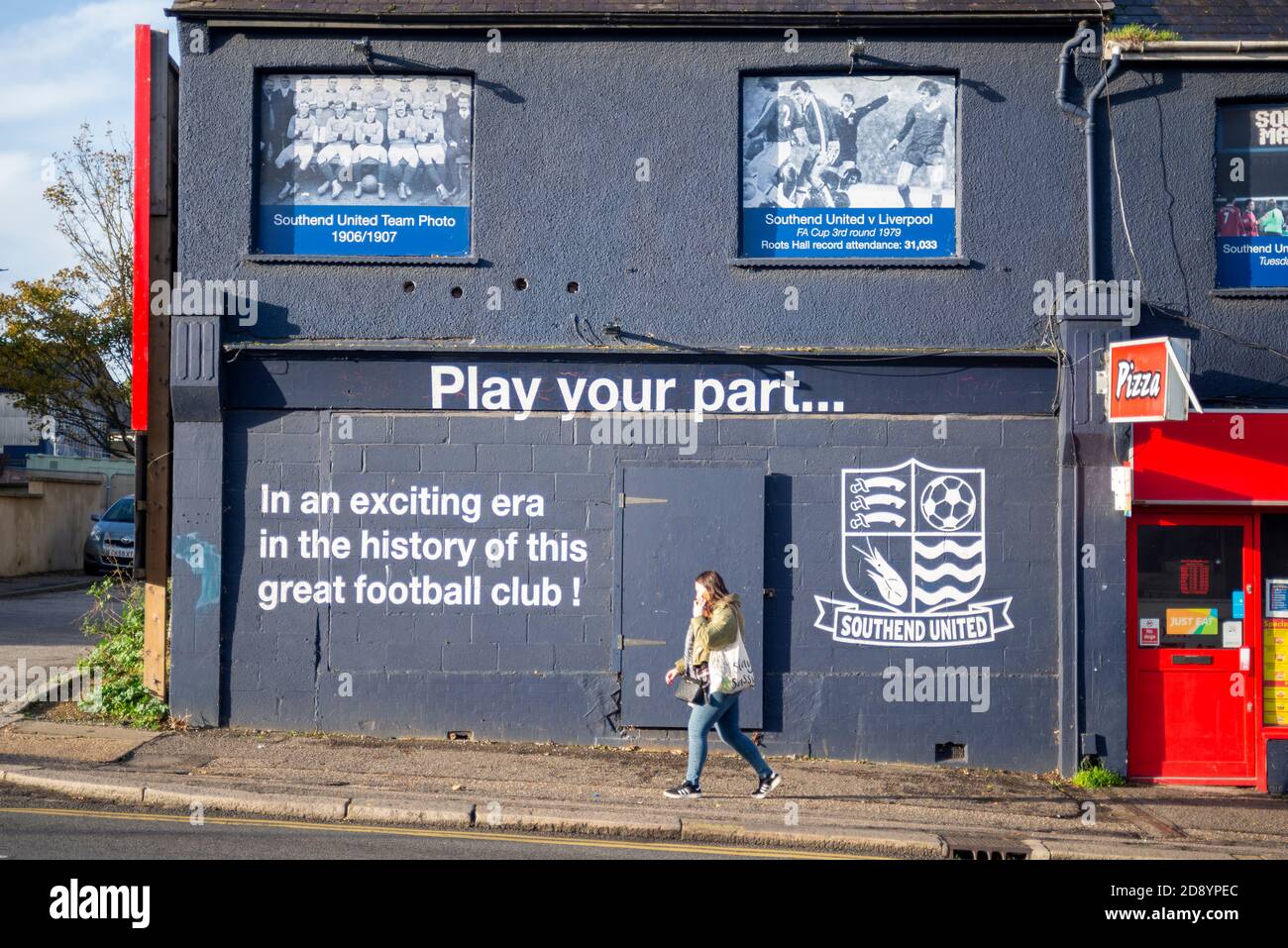 Reihe von Immobilien in Victoria Avenue, Southend, Essex, gekauft von Southend Utd FC Besitzer, um mit Plänen für ein neues Stadion saniert werden. Person, die vorbeigeht Stockfoto