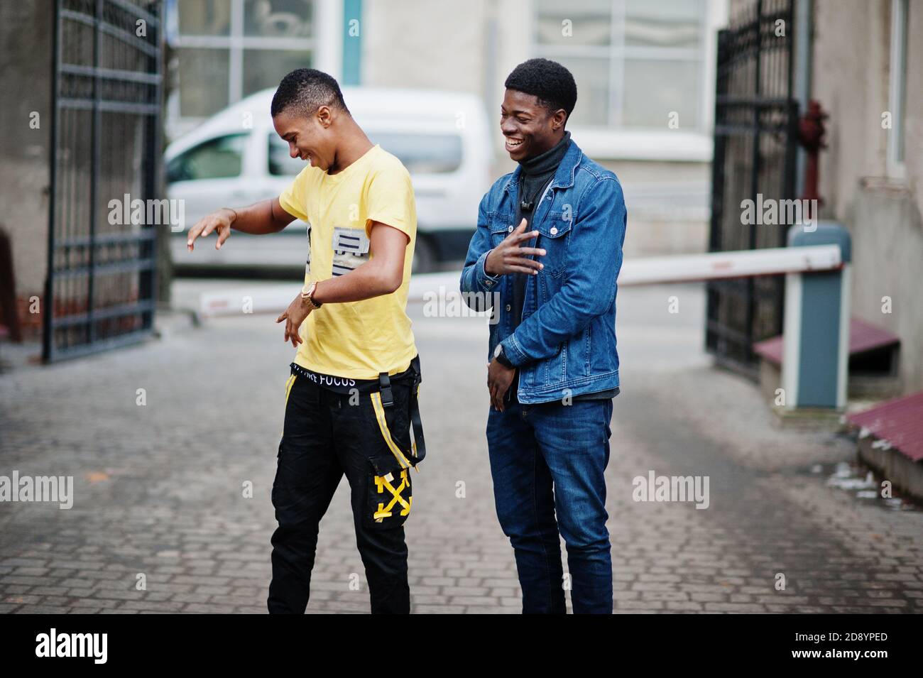 Zwei afrikanische männliche Freunde tanzen zusammen. Stockfoto