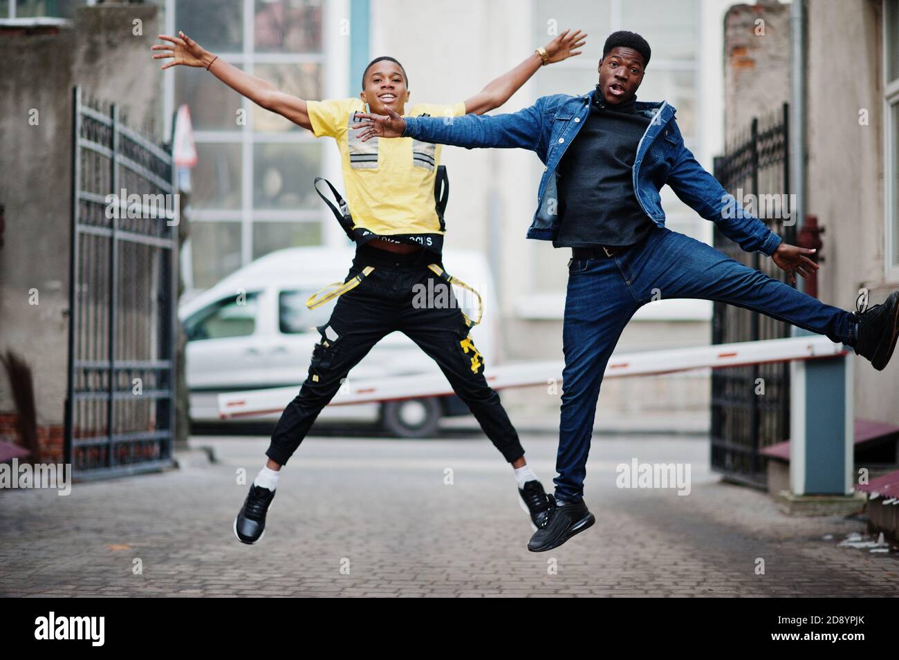 Zwei afrikanische männliche Freunde springen zusammen. Stockfoto