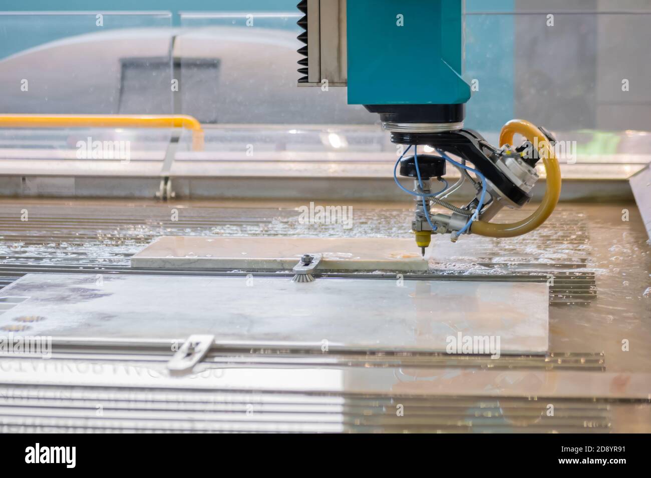 Schnelle extreme cnc automatische Wasserstrahlschneidemaschine arbeitet mit Blech durch Hochdruck-Wasserstrahl und abrasive Substanz. Metallbearbeitung Stockfoto