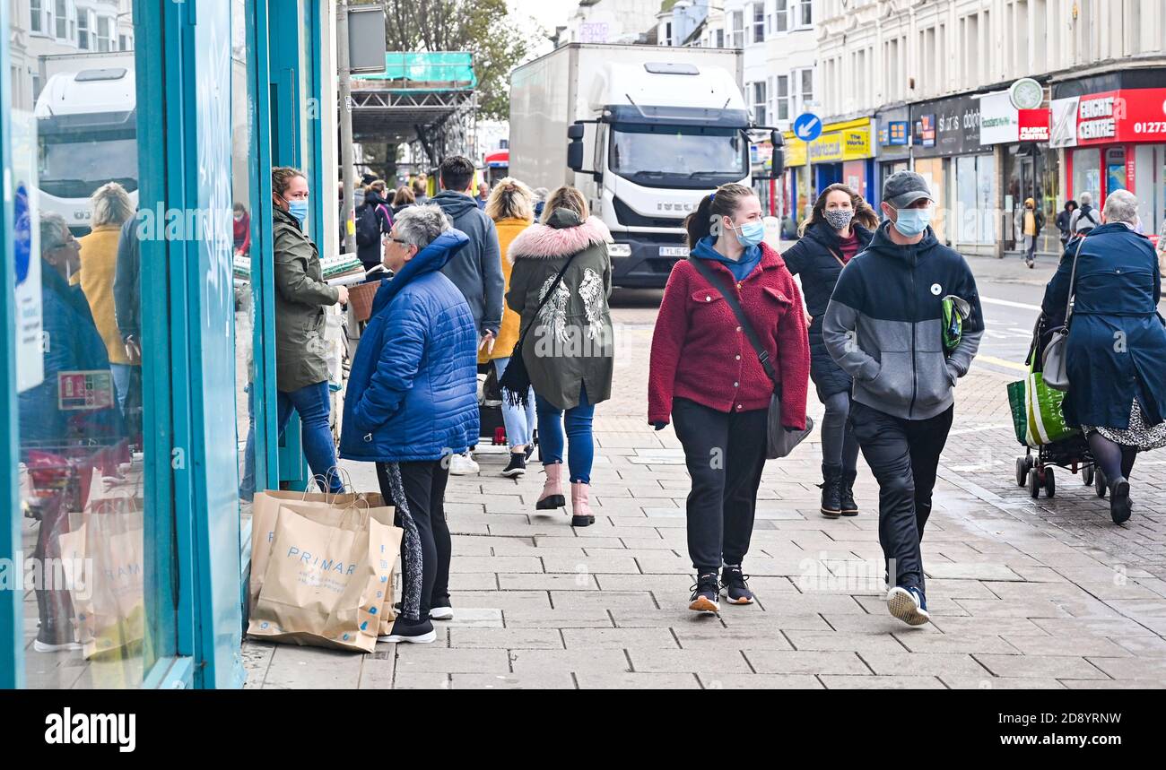 Brighton UK 2. November 2020 - Shopper out in Brighton heute vor dem neuen Coronavirus COVID-19 Lockdown-Beschränkungen beginnen in England am Donnerstag : Credit Simon Dack / Alamy Live News Stockfoto
