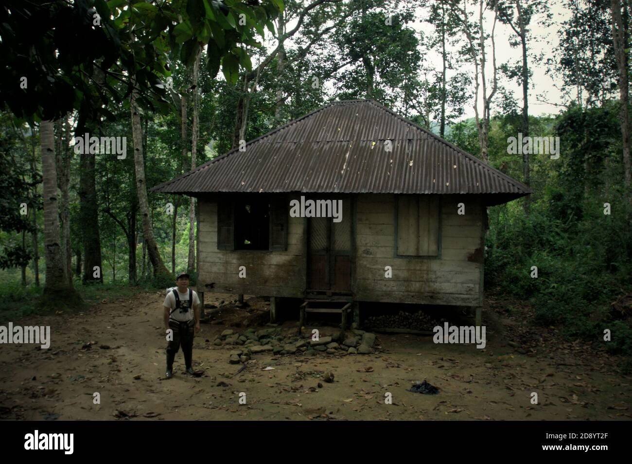 Ein Schutzarbeiter posiert für ein Foto vor einem Bauernhaus am Rande des Ökosystems Batang Toru im Dorf Nauli, Sitahuis-Bezirk, Central Tapanuli Regentschaft, Provinz Nord-Sumatra, Indonesien. Stockfoto
