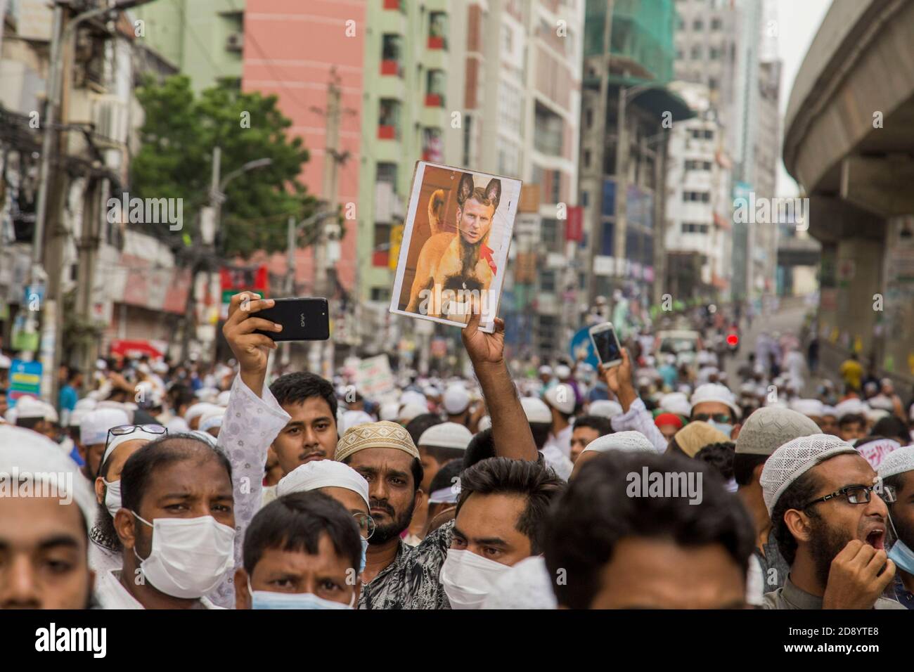 November 2020: Tausende von Unterstützern und Aktivisten einer islamistischen politischen Partei, Hefazat-e-Islam Bangladesh, chanten Slogan und halten Plakate und Bildnisse, während sie an einem Protest teilnehmen, der zum Boykott der französischen Produkte aufruft, die den französischen Präsidenten EMMANUEL MACRON wegen seiner Kommentare über die Karikatur des Propheten Mohammad in Dhaka, Bangladesch, diffamieren. (Bild: © Mortuza Rashed/ZUMA Wire) Stockfoto