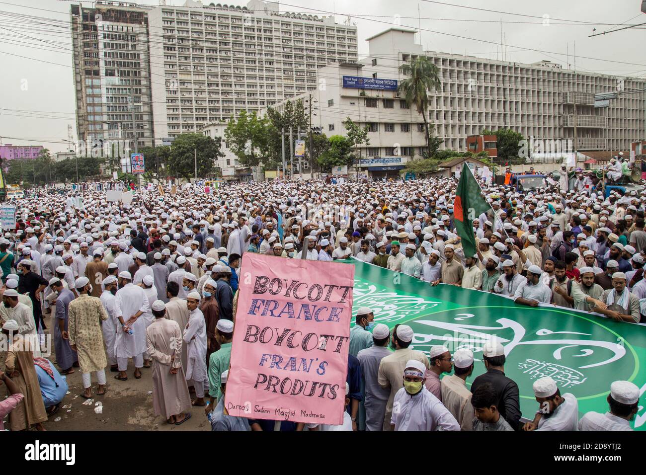 November 2020: Tausende von Unterstützern und Aktivisten einer islamistischen politischen Partei, Hefazat-e-Islam Bangladesh, chanten Slogan und halten Plakate und Bildnisse, während sie an einem Protest teilnehmen, der zum Boykott der französischen Produkte aufruft, die den französischen Präsidenten EMMANUEL MACRON wegen seiner Kommentare über die Karikatur des Propheten Mohammad in Dhaka, Bangladesch, diffamieren. (Bild: © Mortuza Rashed/ZUMA Wire) Stockfoto