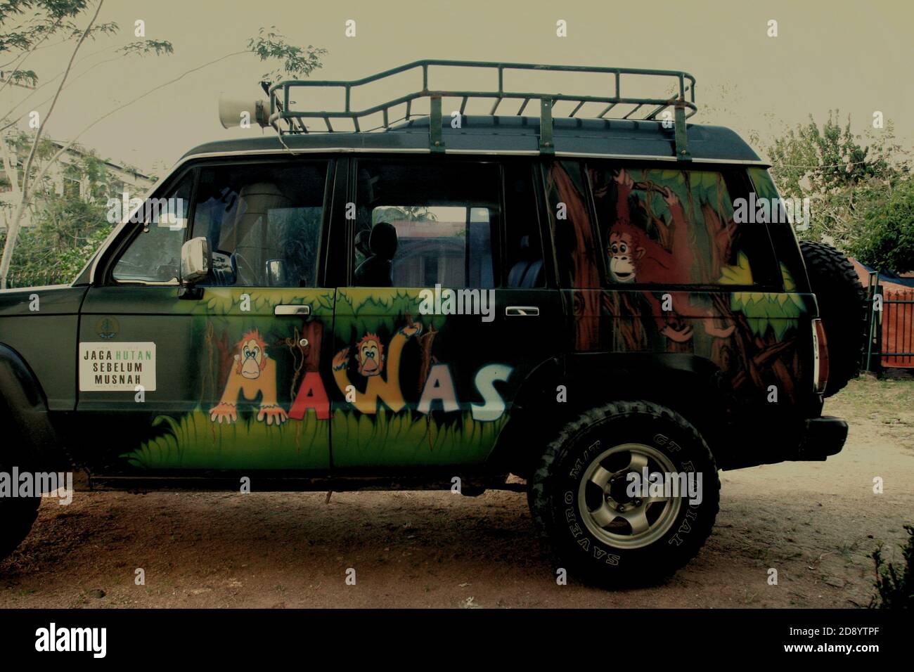Ein Auto mit Orang-Utan und Regenwald Bilder zusammen mit dem Wort "Mawas", das ist ein lokaler Begriff für Orang-Utan. Das Auto gehört dem Außenbüro von Conservation International und wird für öffentliche Sensibilisierungsaktivitäten in und um Sibolga, Nord-Sumatra, Indonesien, verwendet. Ein Programm zur schnellen Untersuchung des Habitats von Orang-Utan in der Wasserscheide Batang Toru und im Waldgebiet wird in Übereinstimmung mit dem Plan durchgeführt, Batang Toru als Schutzgebiet für die bedrohte Orang-Utan-Population Sumatras vorzuschlagen. Archivfoto (2005). Stockfoto