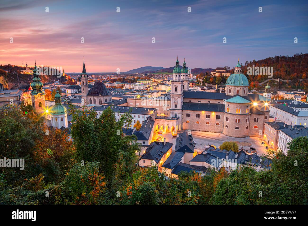 Salzburg, Österreich. Stadtbild Bild der Salzburg, Österreich mit Salzburg Dom im Herbst Sonnenuntergang. Stockfoto