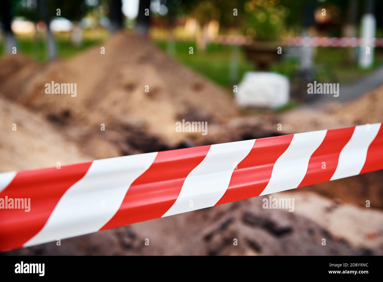 Rotes und weißes Schutzband schützt einen Gefahrenort Stockfoto