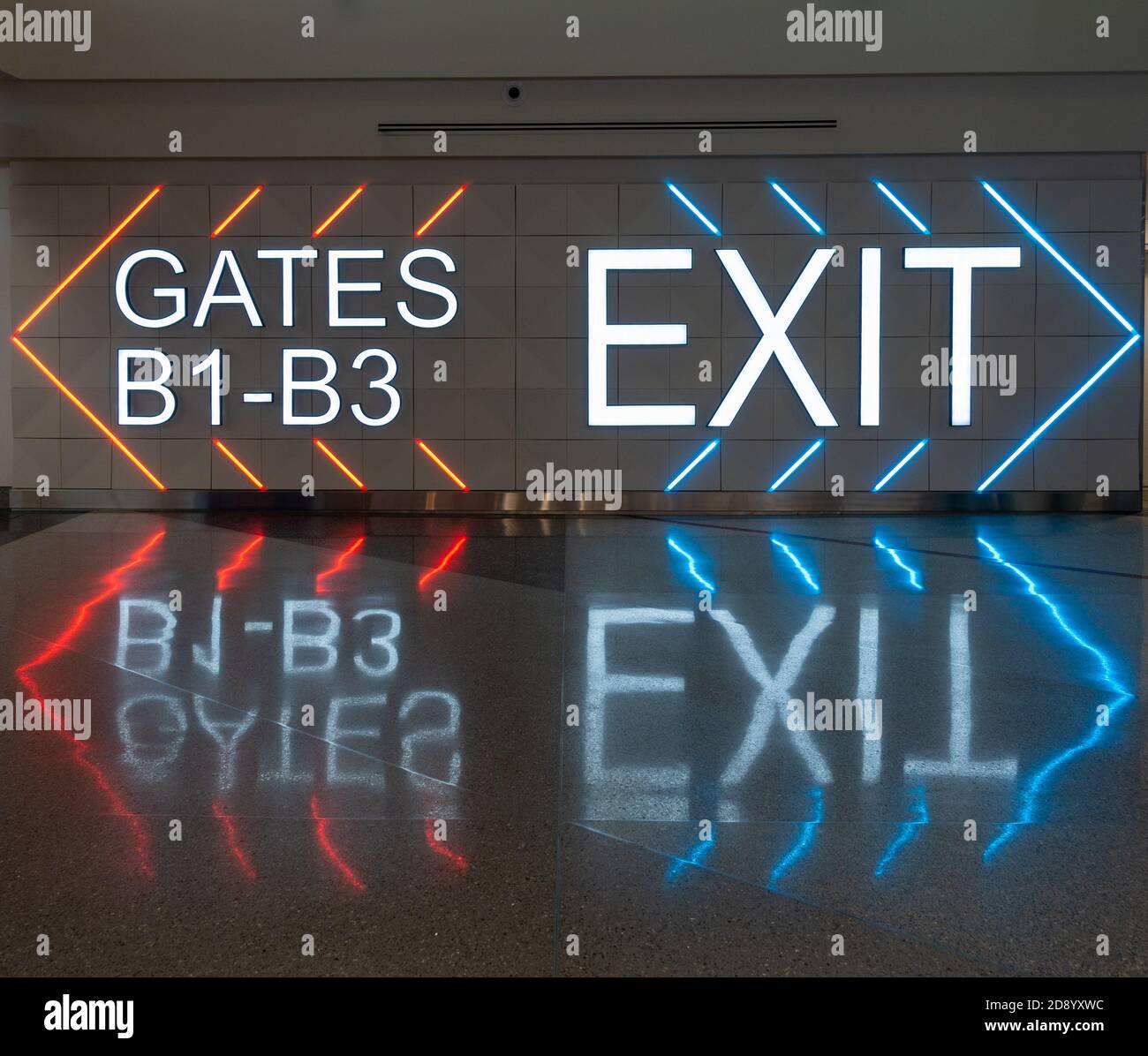 Fluoreszierende, Farbenfrohe Ausgangs- Und Gate-Schilder Im Logan International Airport Terminal Boston USA Building Interior Stockfoto Fluoreszierende, Farbenfrohe Ausgangs- Und Gate-Schilder Im Logan International Airport Terminal Boston USA Building Interior Stockfoto