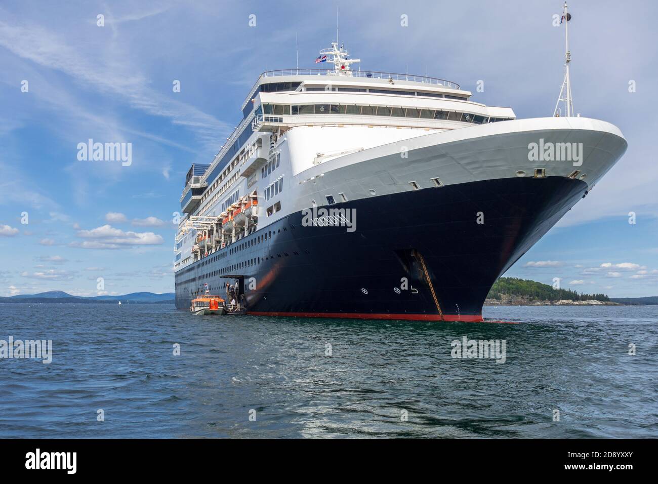 Holland America Cruise Line Veendam Kreuzfahrtschiff von EINER Passagierboot Tender Nähert Sich Dem Schiff Bar Hafen Maine Untied Status Stockfoto