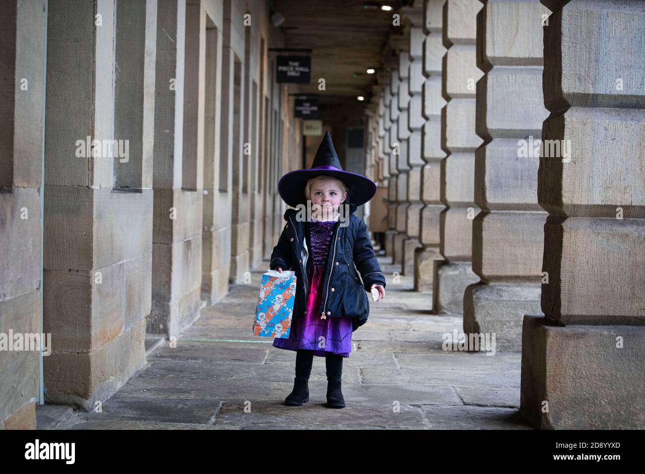 Das Stück Hall, Halifax. Thea Anderson (2) auf einem Halloween-Prozess im Stück Hall Halifax. Stockfoto