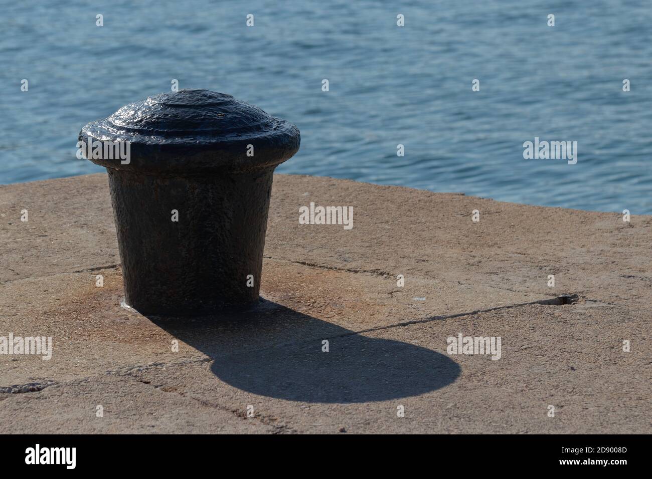Alter Eisenbollard Stockfoto