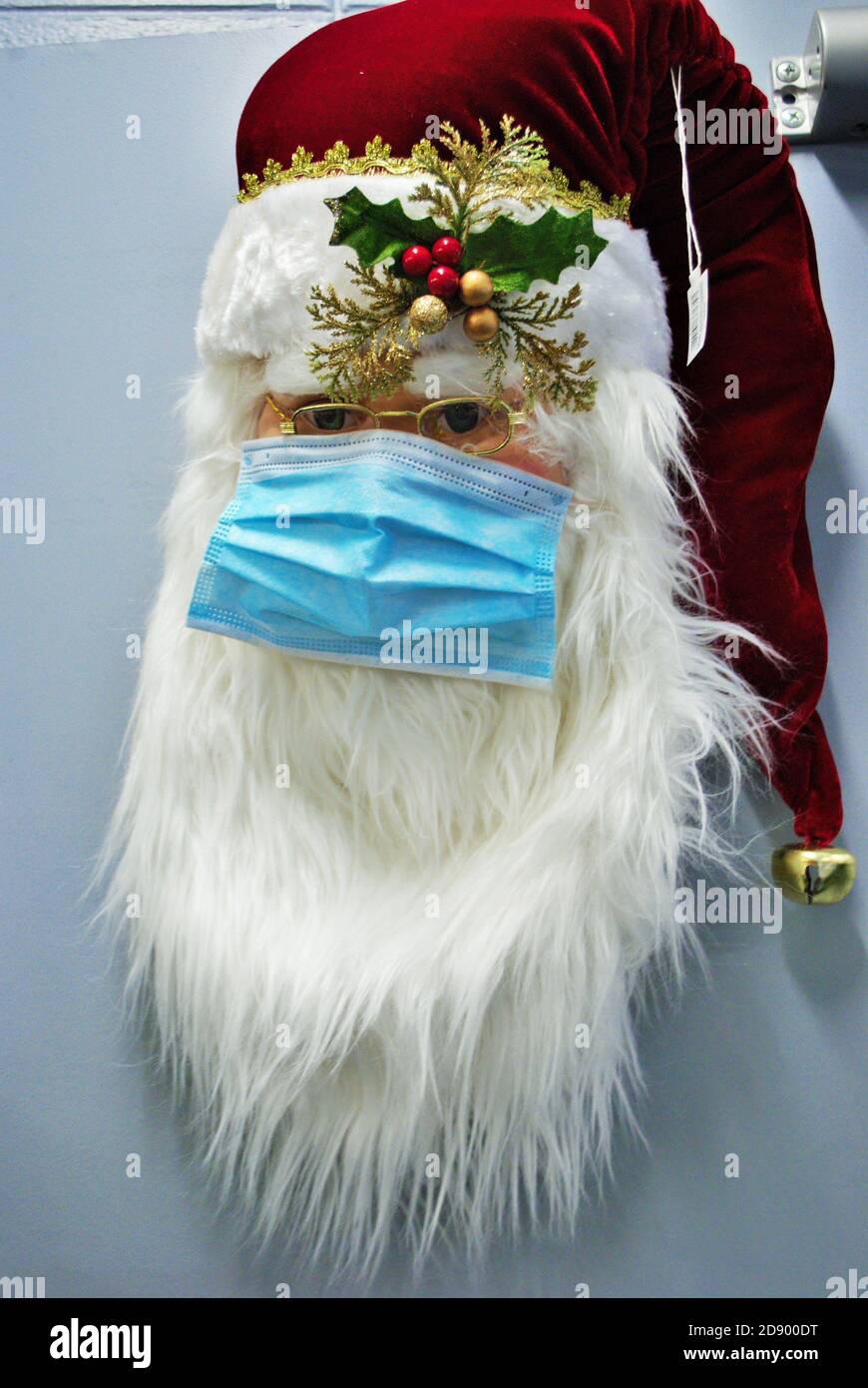 Weihnachten 2020 santa Klausel Tragen Maske PSA persönliche Schutzausrüstung Zum Schutz vor dem covid-19-Virus Stockfoto