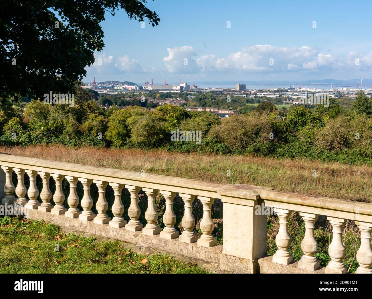 Blick über Avonmouth und die Severn Mündung vom King's Weston Anwesen in Bristol Großbritannien Stockfoto