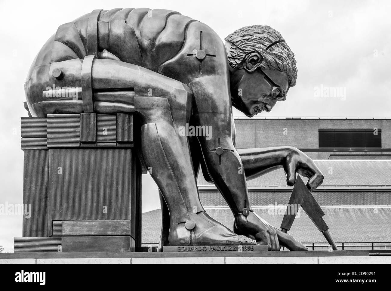 Eduardo Paolozzis Bronzeskulptur von Newton im British Museum London Verkörpert seine Gesetze der Bewegung Theorien der Schwerkraft Licht & Mathematische Berechnung Stockfoto