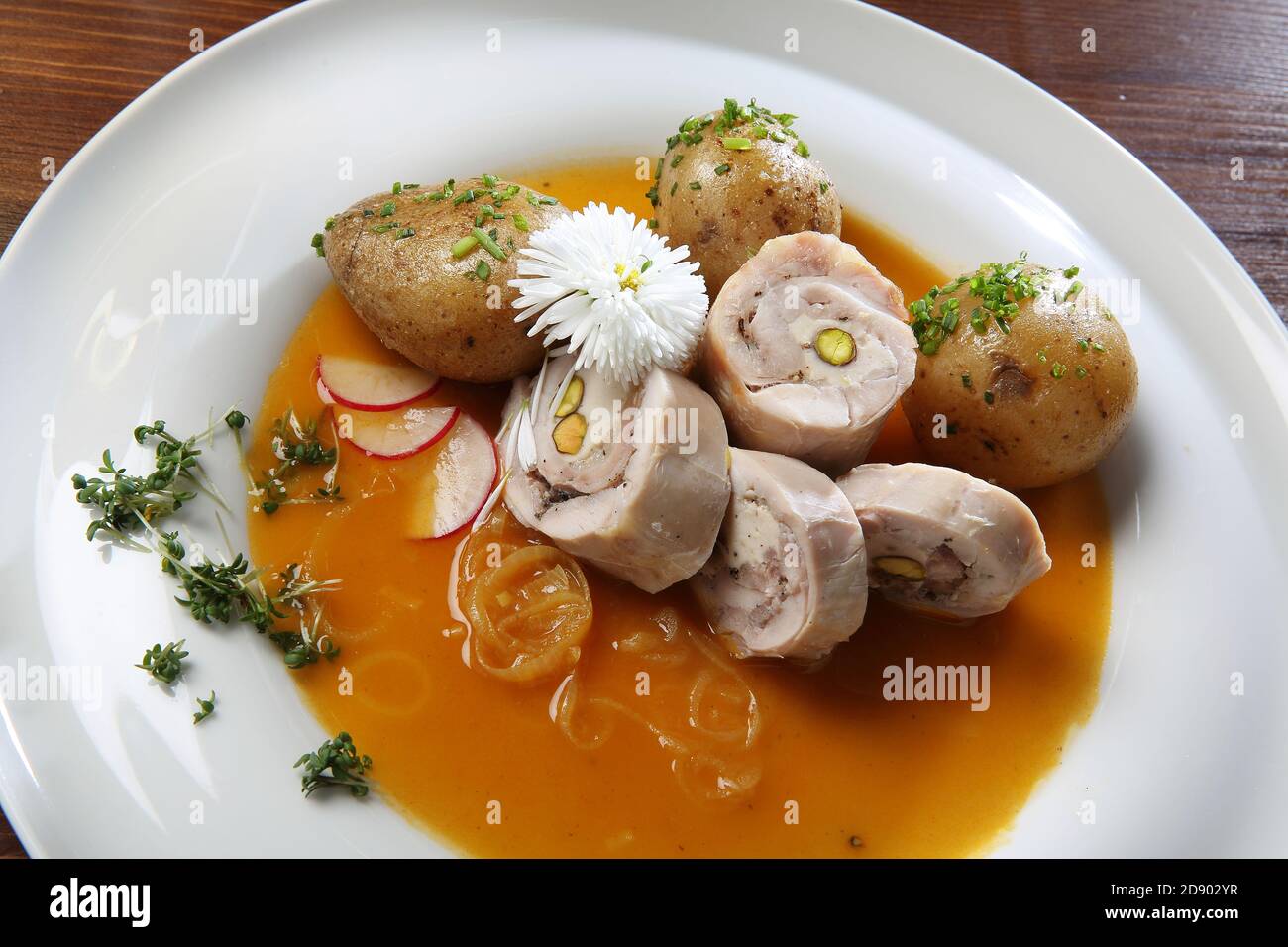 Putenroulade mit gebratener Zwiebel, Sauce, Kartoffeln. (CTK Photo/Zdenek Rerych) Stockfoto