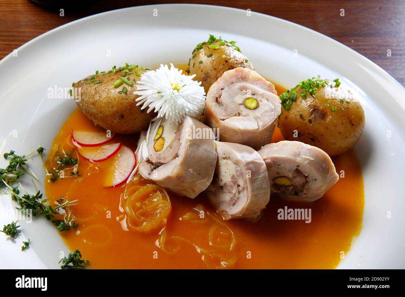 Putenroulade mit gebratener Zwiebel, Sauce, Kartoffeln. (CTK Photo/Zdenek Rerych) Stockfoto