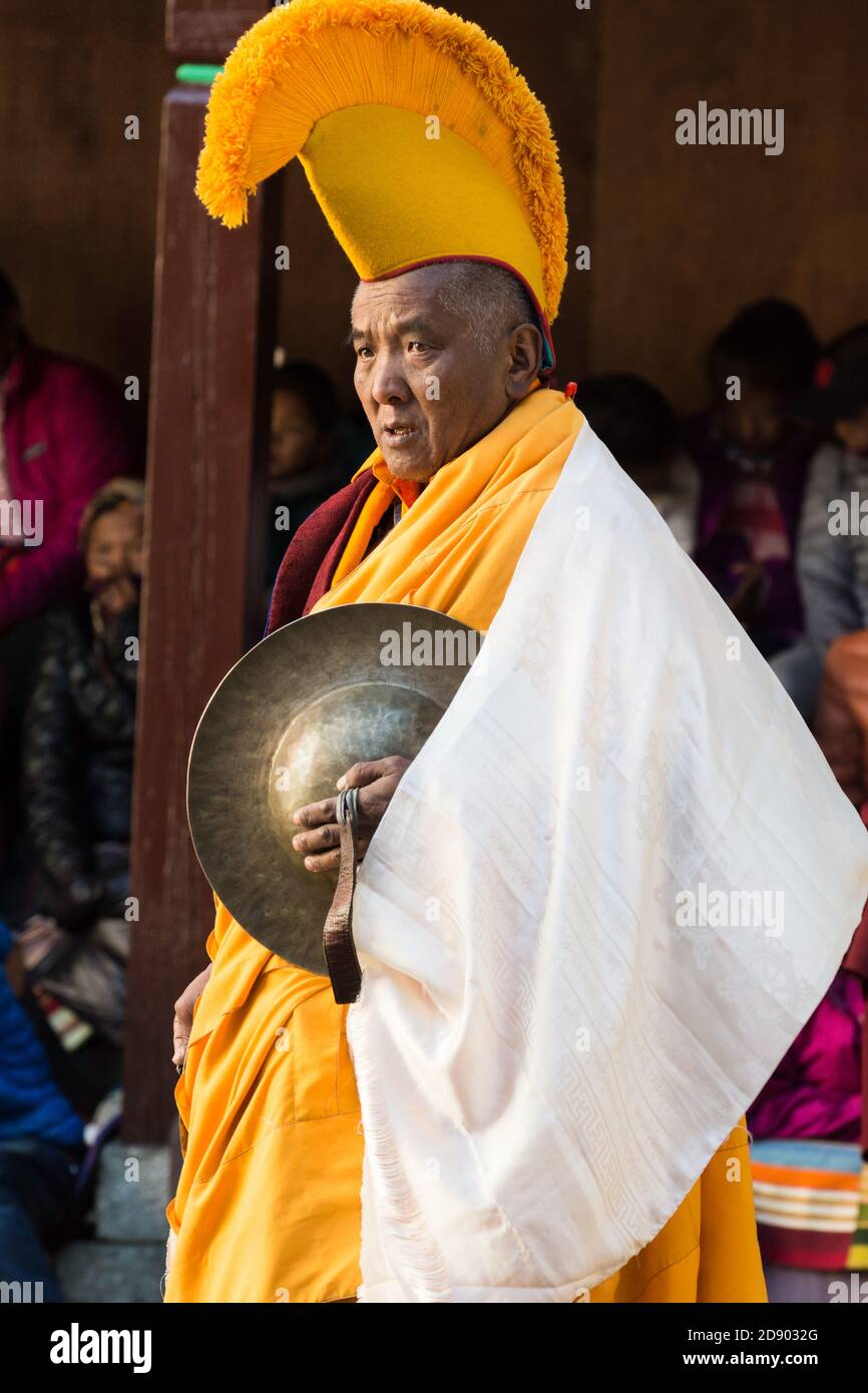 Gelber buddhistischer Mönch spielt Zimbeln bei den Maskentänzen, Mani Rimdu Festival, Tengboche, Nepal Stockfoto