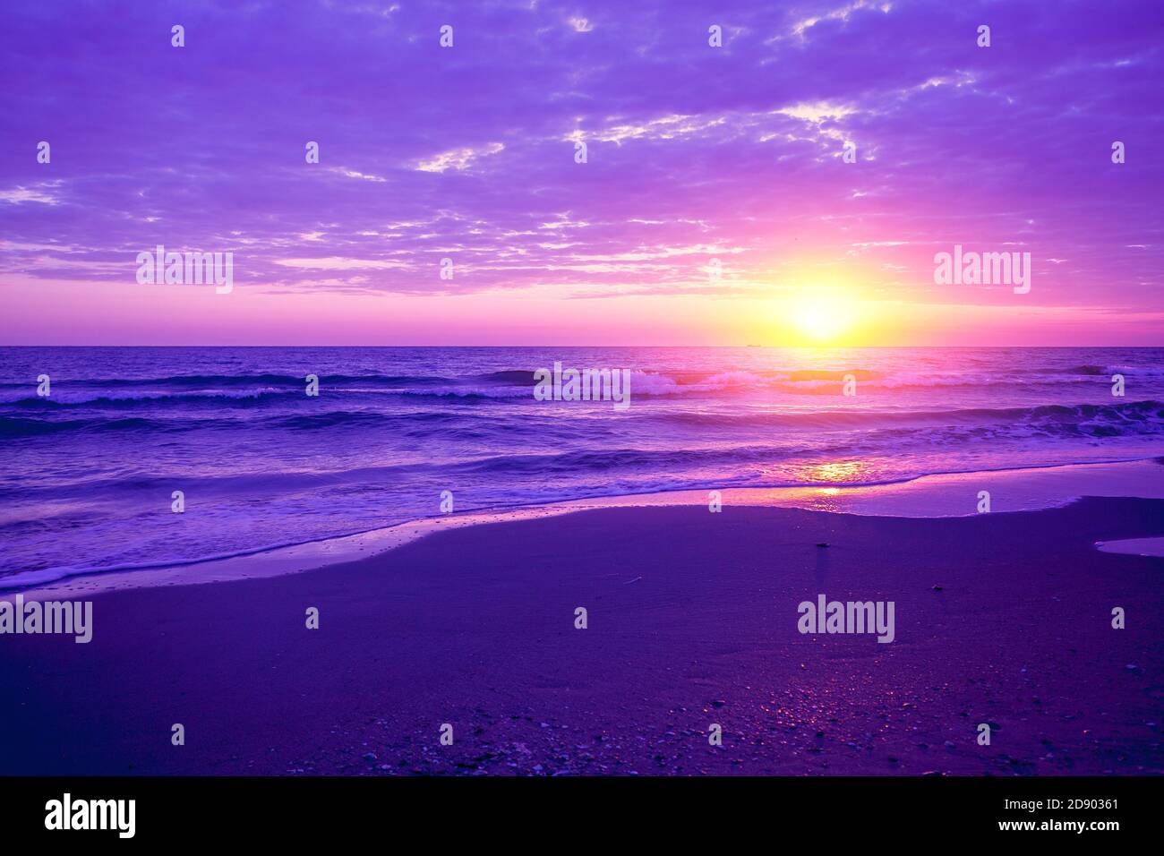 Am frühen Morgen. Sonnenaufgang über dem Meer Stockfoto