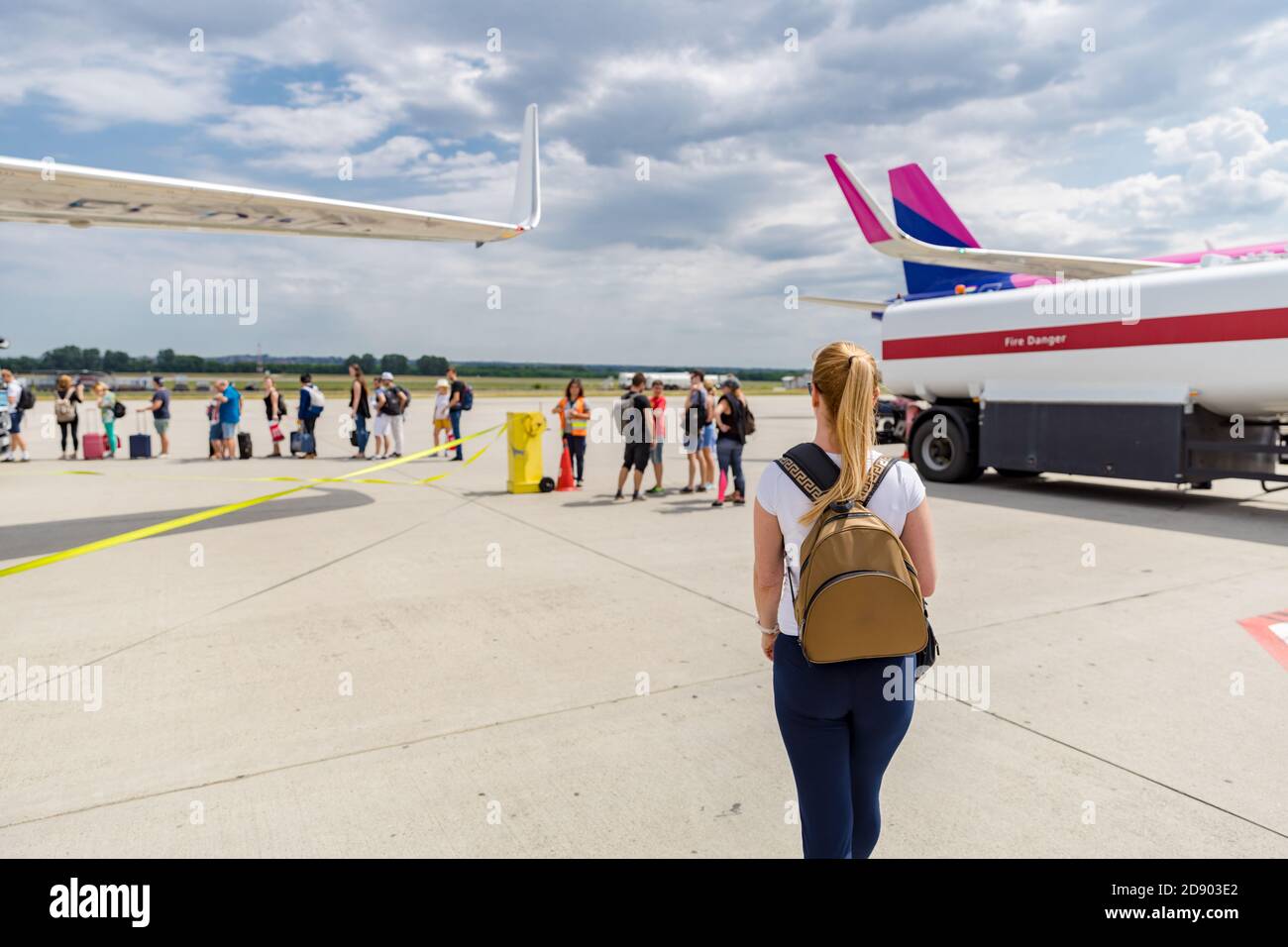 05.07.2019: Budapest, Ungarn: Passagiere, die mit wizzair fliegen. Wizzair ist ein Billigfluggesellschaften-Unternehmen, das in Europa tätig ist. Wizz Air Stockfoto