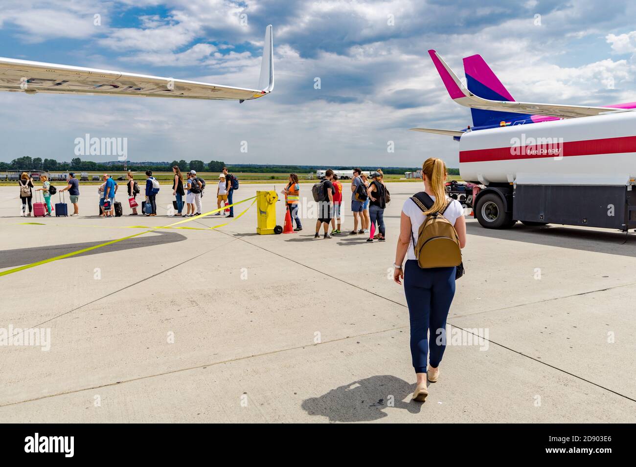 05.07.2019: Budapest, Ungarn: Passagiere, die mit wizzair fliegen. Wizzair ist ein Billigfluggesellschaften-Unternehmen, das in Europa tätig ist. Wizz Air Stockfoto