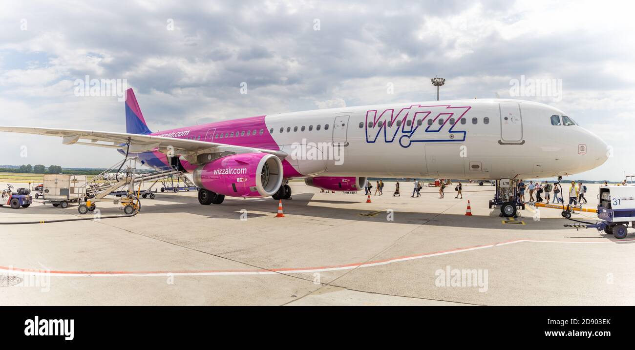 05.07.2019: Budapest, Ungarn: Passagiere, die mit wizzair fliegen. Wizzair ist ein Billigfluggesellschaften-Unternehmen, das in Europa tätig ist. Wizz Air Stockfoto