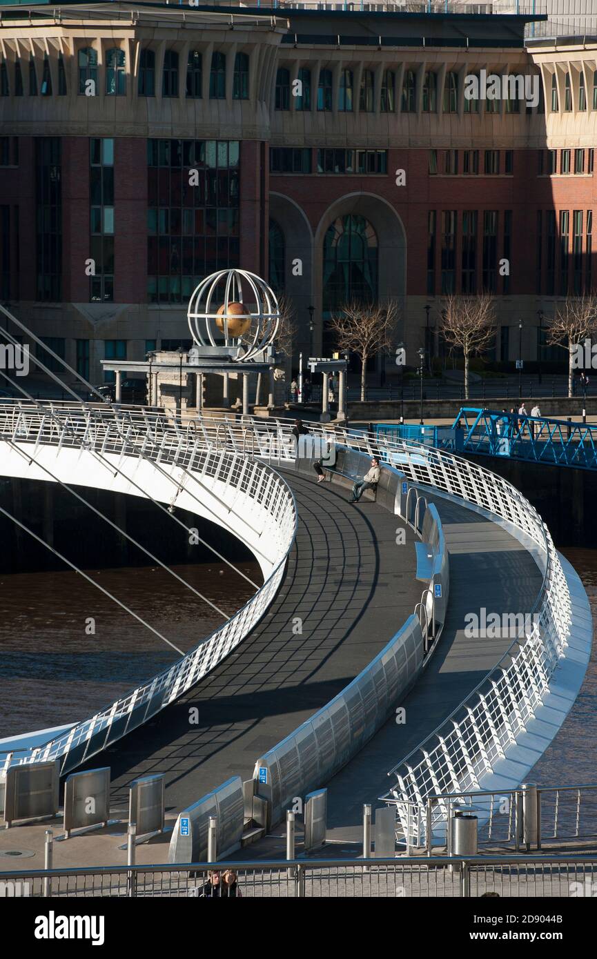 Gateshead Millennium Bridge über den Fluss Tyne in Nordostengland. Stockfoto