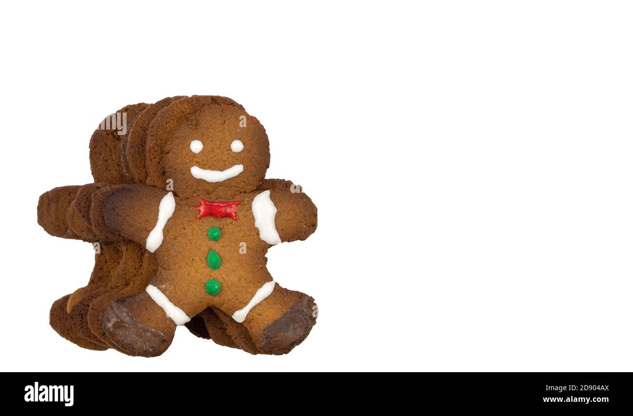 Lebkuchenmänner auf weißem Hintergrund. Selektiver Fokus. Traditionelle Weihnachten Lebkuchenkekse. Urlaub Leckereien. Stockfoto