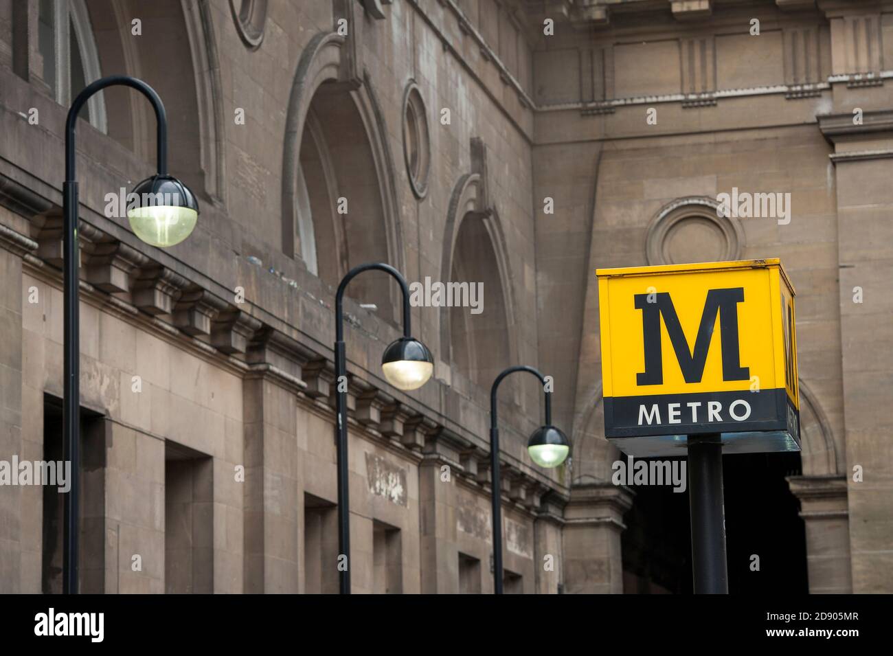 U-Bahn-Schild an einem Tyne und tragen U-Bahn-Station in der Stadt Newcastle upon Tyne in Nordostengland. Stockfoto