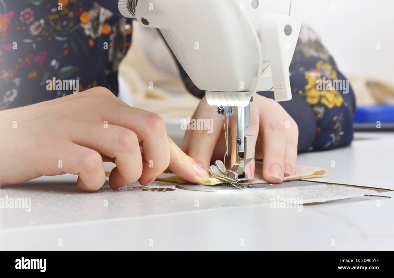 Nahaufnahme der Nähmaschine und weibliche Hände Schneiderin Stockfoto