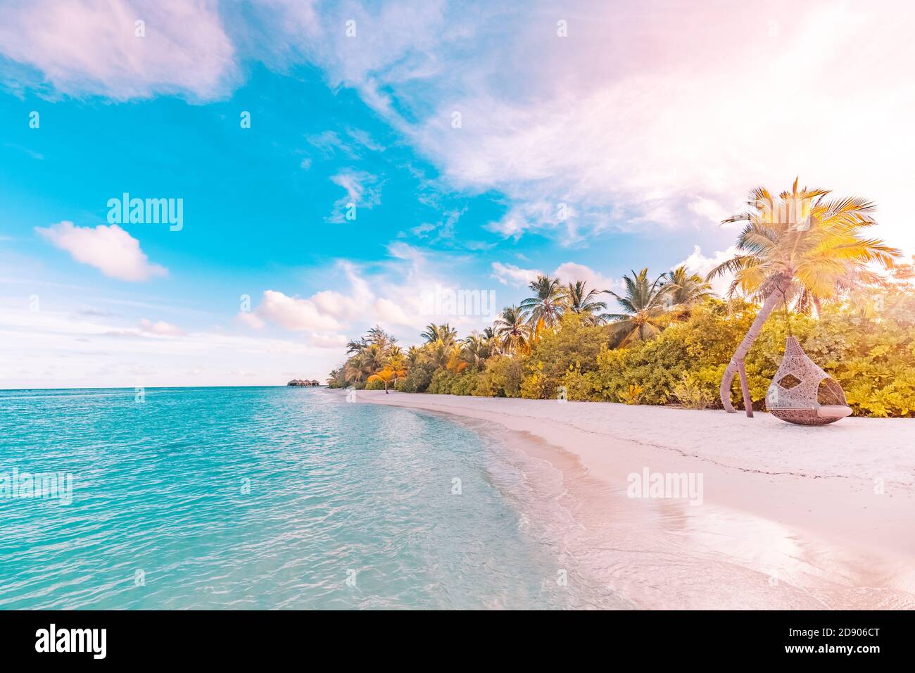 Wunderschönes Sonnenaufgangsparadies Malediven tropischer Strand auf der Insel. Sommer- und Reiseurlaubskonzept. Traumlandschaft, Sonnenuntergangslicht, ruhig, entspannend Stockfoto