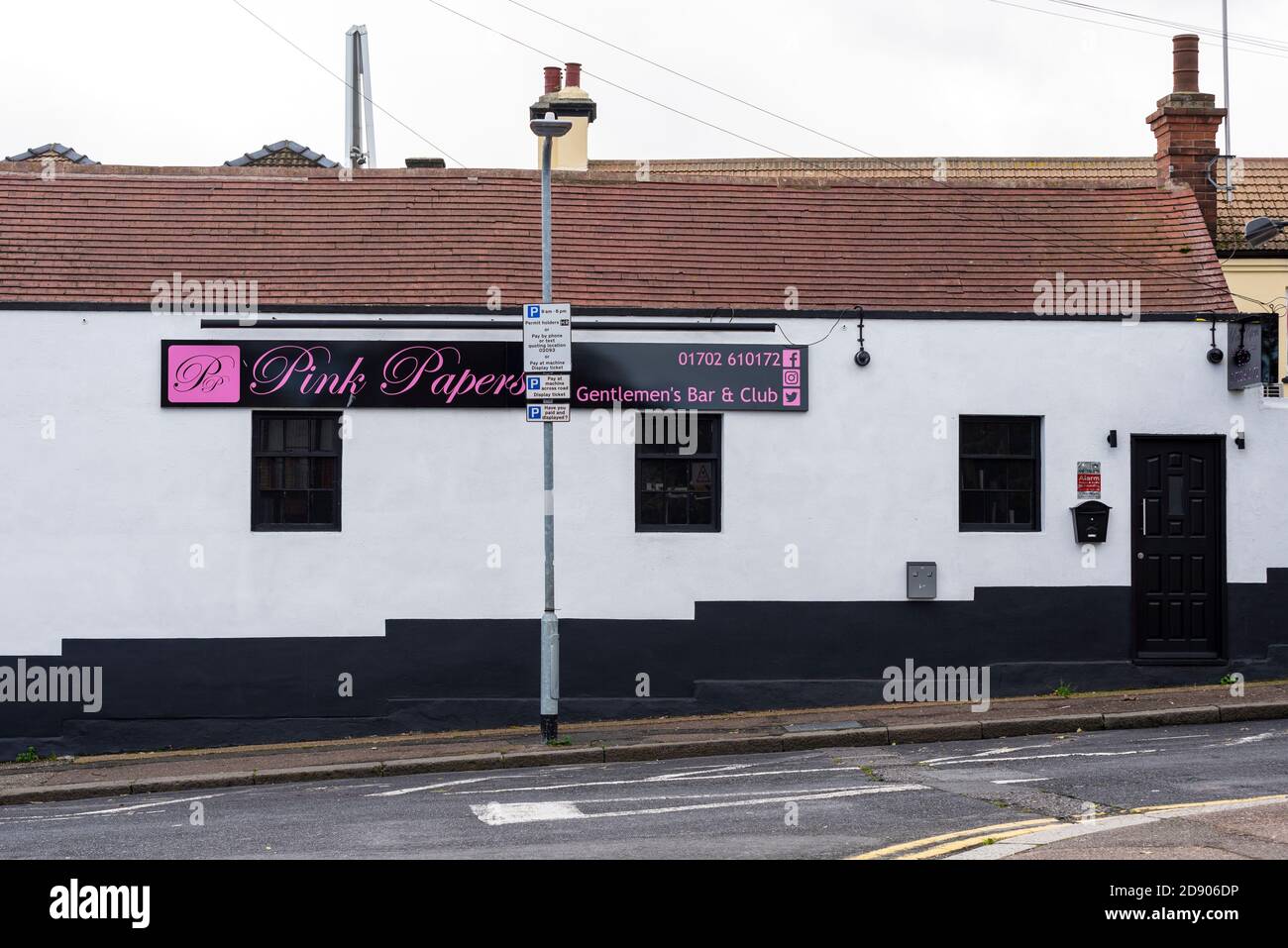 Pink Papers Gentlemen's Bar and Club in Lucy Road, Southend on Sea, Essex, Großbritannien, neben dem Seaway Car Park, soll renoviert werden. Stripclub Stockfoto