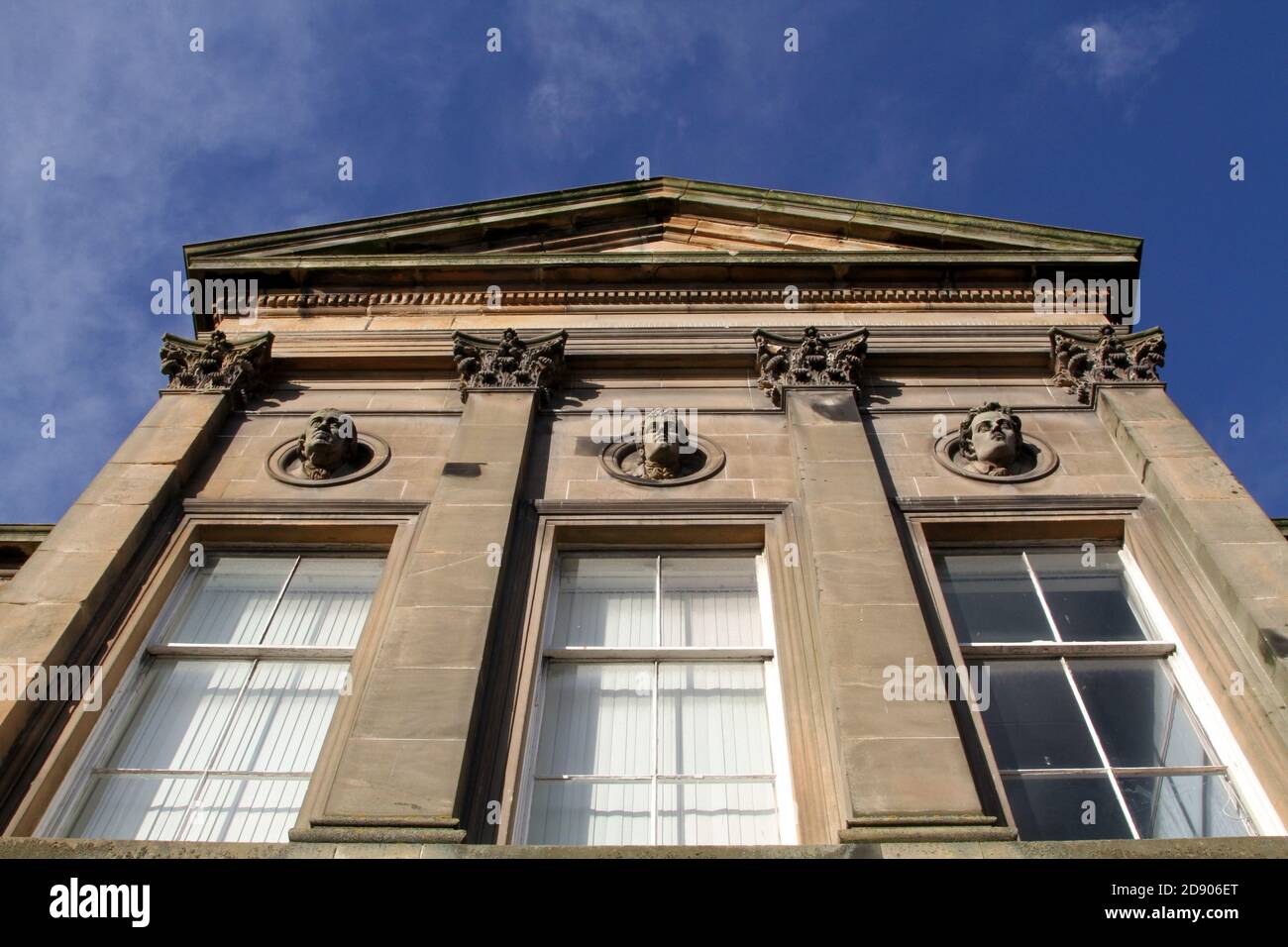 Ayr Academy, Ayr, Ayrshire, Schottland, Großbritannien. Die Vorderseite der Ayr Akademie zeigt den korinthischen Portico mit Medaillons von drei berühmten Schotten von links nach rechts James Watt (Erfinder) Robert Burns (Dichter) David Wilkie (Künstler) Stockfoto