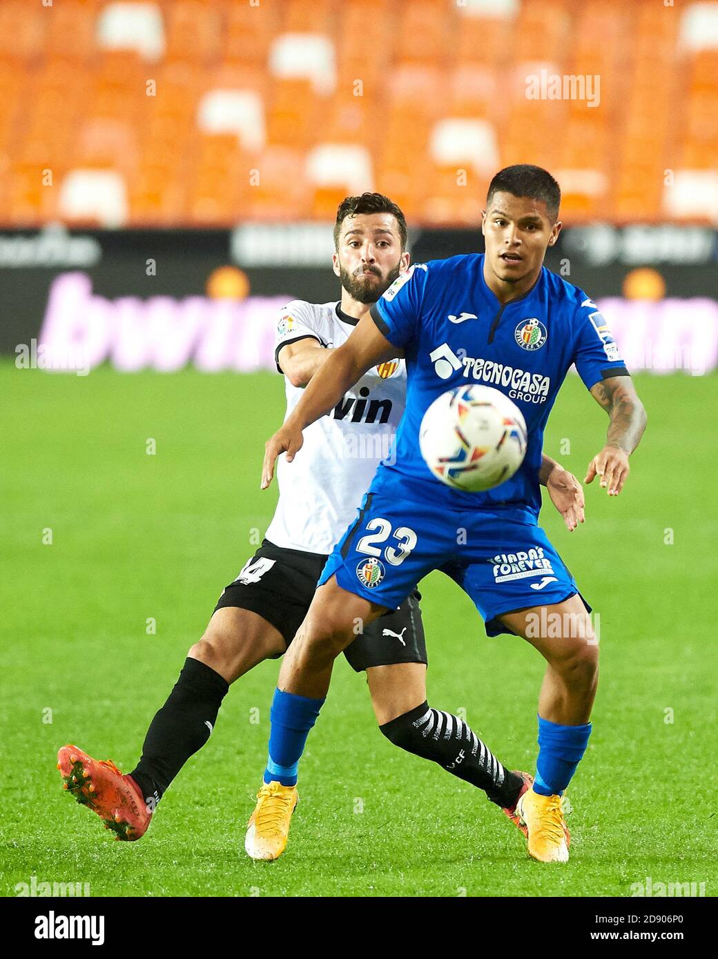 Jose Luis Gaya von Valencia CF und Juan Camilo Cucho Hernandez von Getafe während der spanischen Meisterschaft La Liga Fußball mach zwischen Valencia und G C Stockfoto