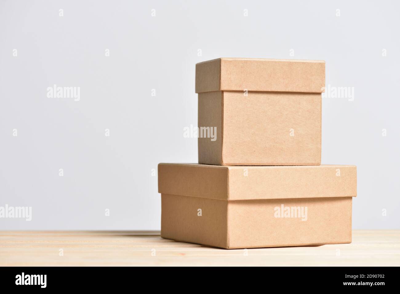 Geschenkschachteln aus Karton auf grauem Hintergrund Stockfoto