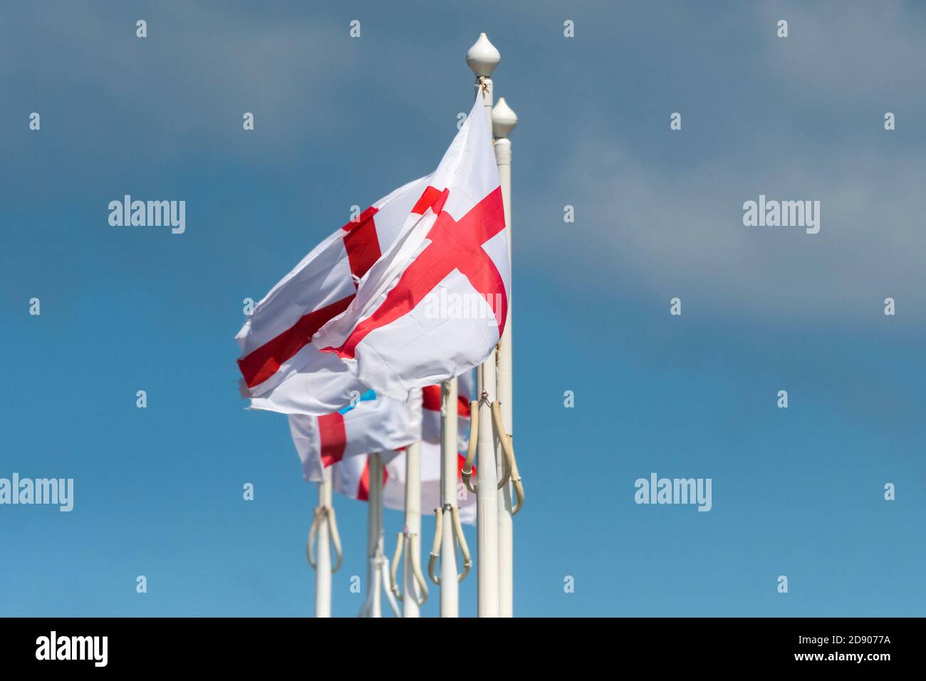 Fahnenmasten mit Fahnenkreuz vom St. George, die in der Brise flattern. Stockfoto