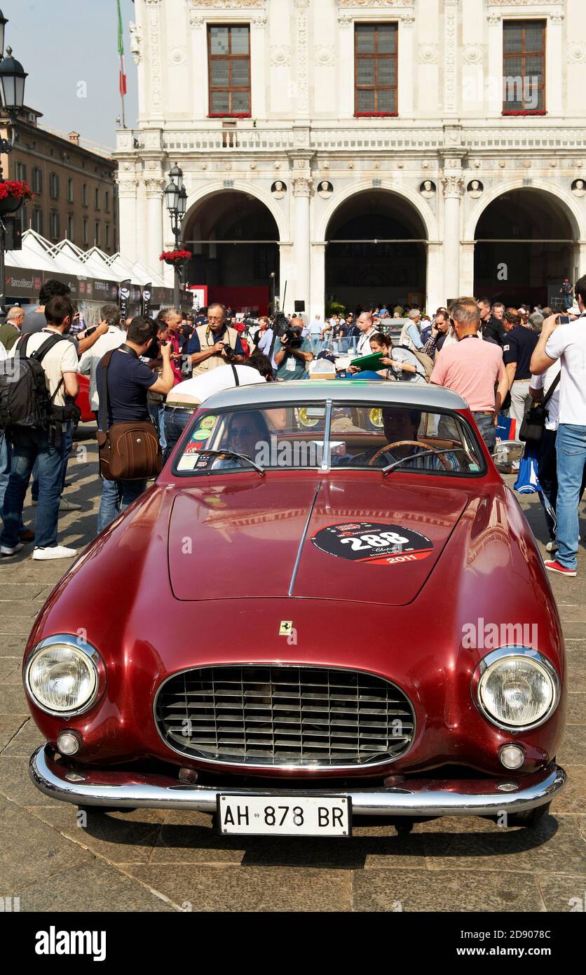 BRESCIA, ITALIEN - Mai 12: ein Ferrari 250 Europa GT von 1955 an der puncing der Mille Miglia, dem berühmten Rennen für historische Fahrzeuge, Mai 12,2011 in Brescia, Italien Stockfoto