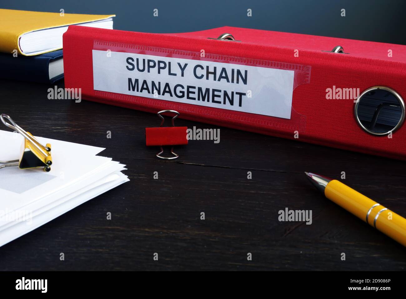 SCM-Papiere für Supply Chain Management im roten Ordner. Stockfoto