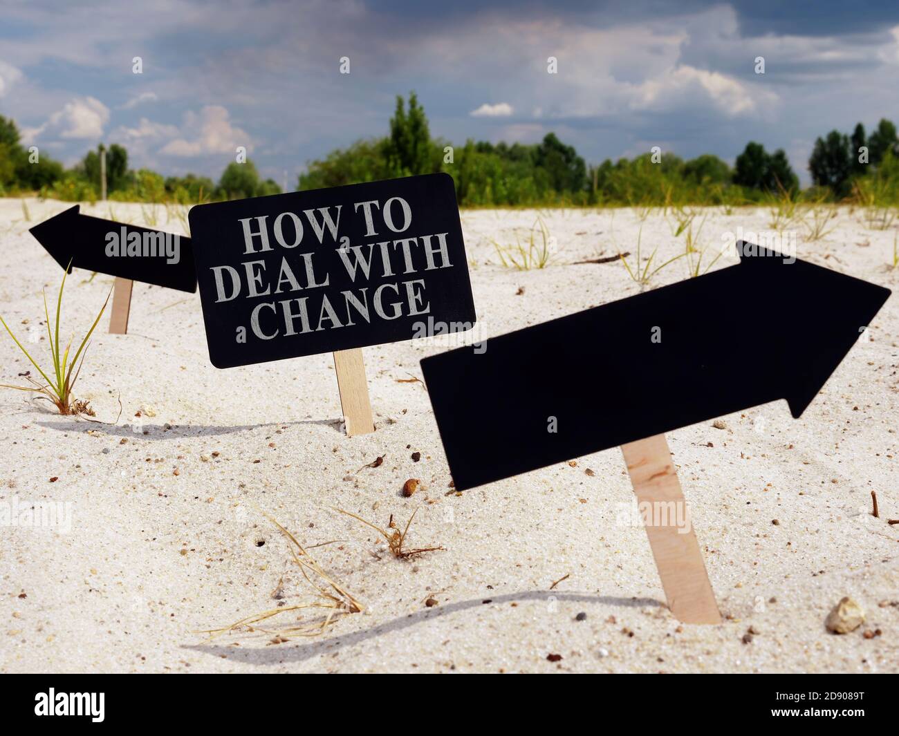 Wie man mit Änderung Phrase auf der Platte und Pfeile umzugehen. Stockfoto