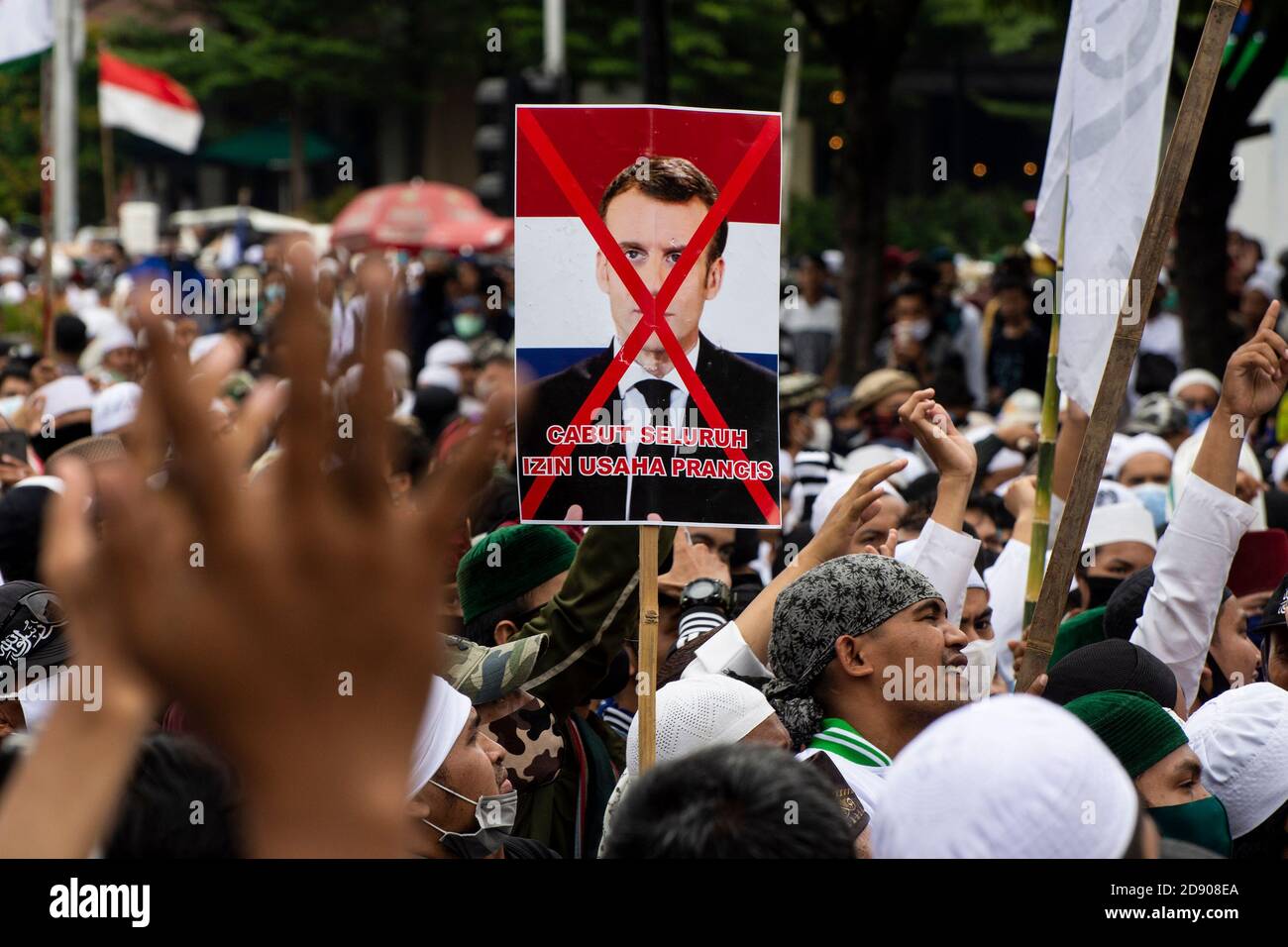 Jakarta, Indonesien. November 2020. Ein Protestierender hält ein Plakat des französischen Präsidenten Emmanuel Macron während eines Protestes vor der französischen Botschaft in Jakarta, Indonesien, am 02. November 2020. Der Protest wurde als Reaktion auf Macrons Kommentare gehalten, nachdem er den Islam beleidigt und Karikaturen des Propheten Muhammad gezeigt hatte. (Foto von Ahmad Rajif Sidiq/INA Photo Agency/Sipa USA) Quelle: SIPA USA/Alamy Live News Stockfoto