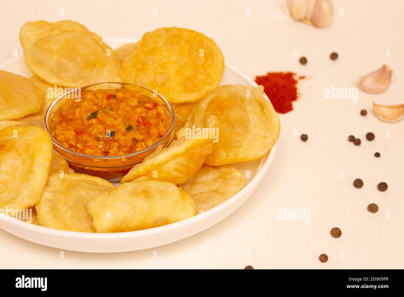 puri bhaji oder poori Masala, aloo sabzi, aloo Curry, frittieren Brot indisches Essen Stockfoto