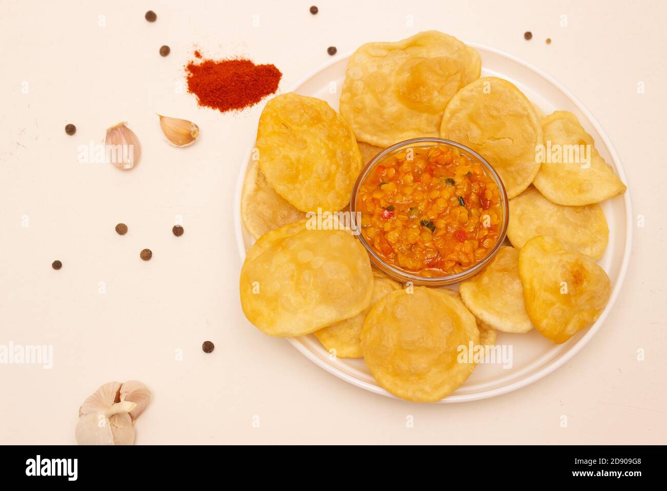 Indische Küche. Luchi Tortillas mit gekochtem Gemüse. Stockfoto