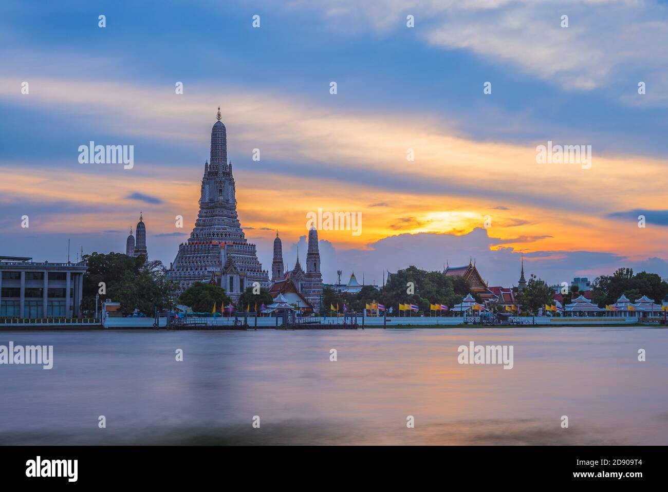 Wat Arun von Chao Phraya Fluss in Bangkok, Thailand Stockfoto