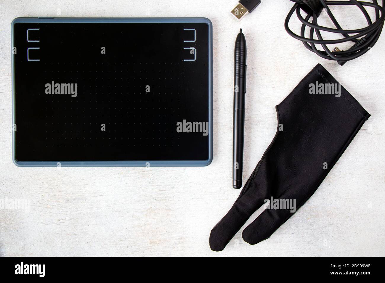 Zeichnen und Malen Tablet, Handschuh und Stift auf dem weißen Hintergrund,  High-Angle-Ansicht Stockfotografie - Alamy