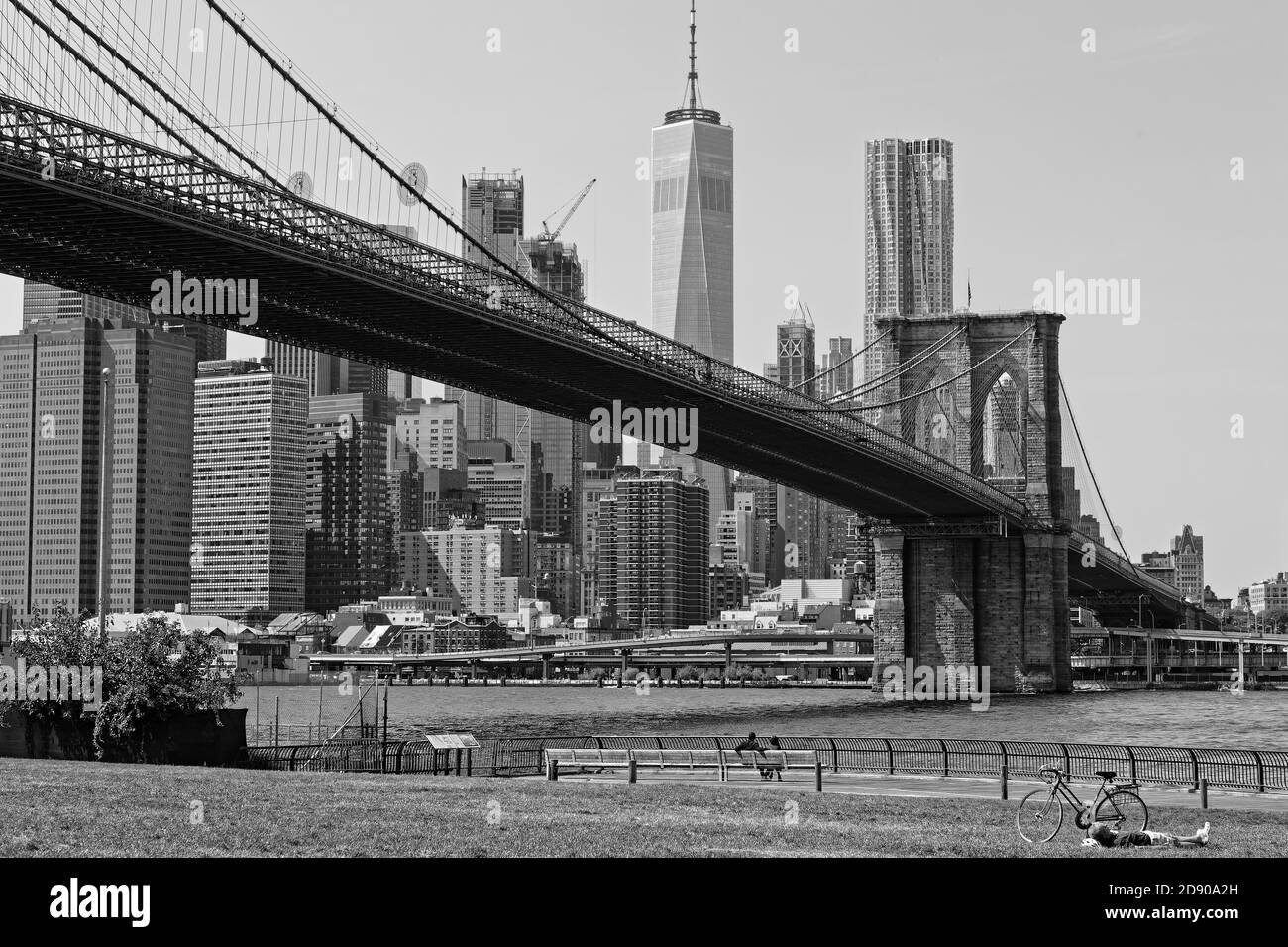 NEW YORK CITY, USA, September 11, 2017 : Erholung im Brookyn Bridge Park am East River. Die Brooklyn Bridge ist eine der ältesten Brücken in den USA. It Stockfoto